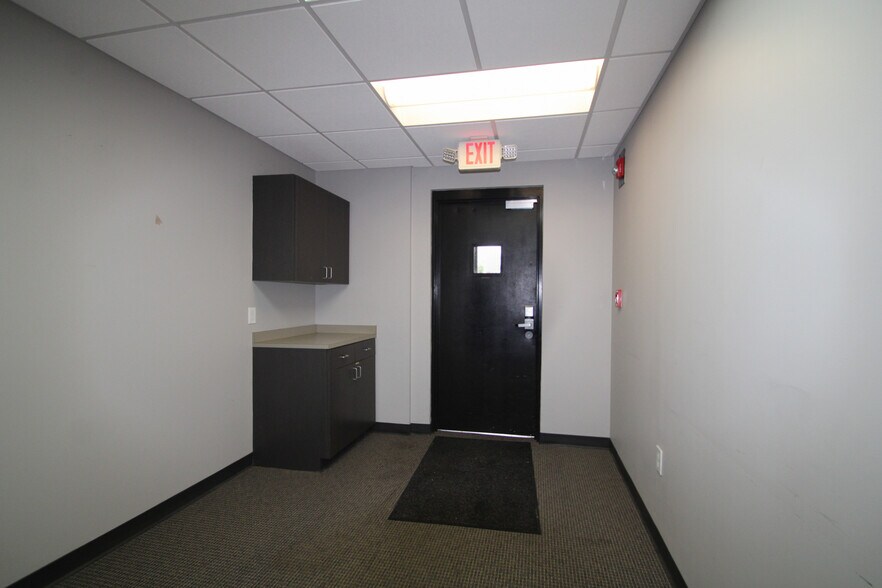More Photos Of 9911 Shelbyville Rd, Louisville Office For Sale