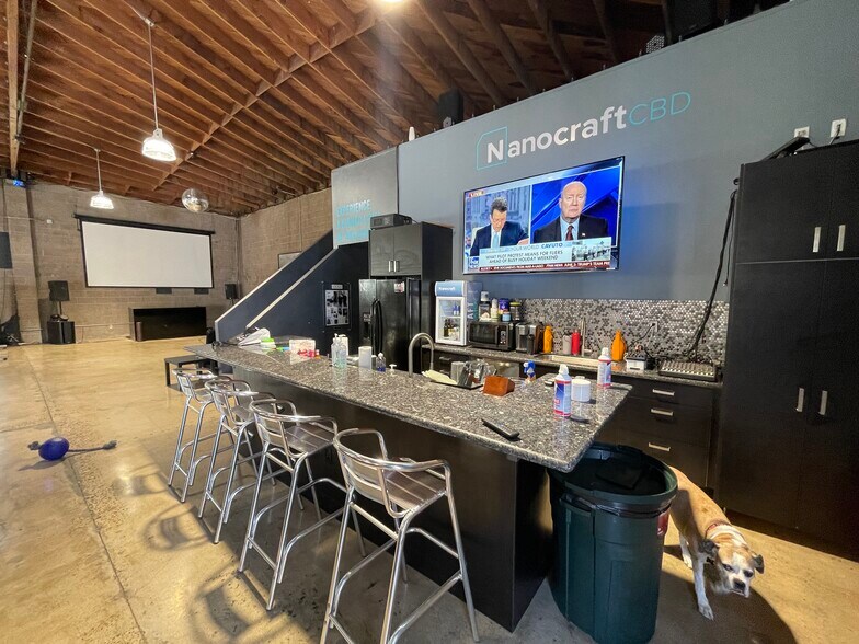 More Photos Of 1366 Hornblend St, San Diego Flex For Lease