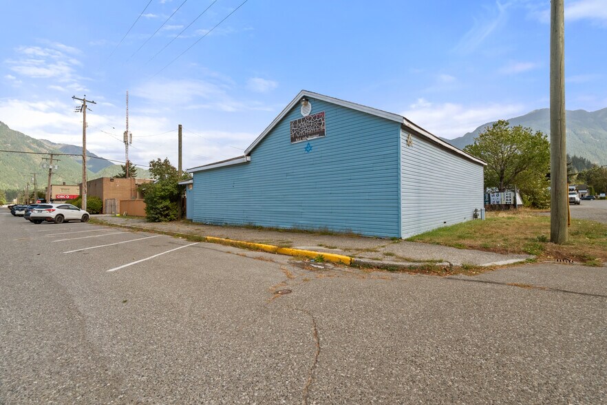 Primary Photo Of 841 4th Av, Hope Flex For Sale