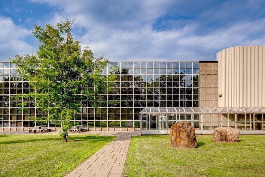 More Photos Of 867-877 Boul Jean-Paul-Vincent, Longueuil Warehouse For Lease