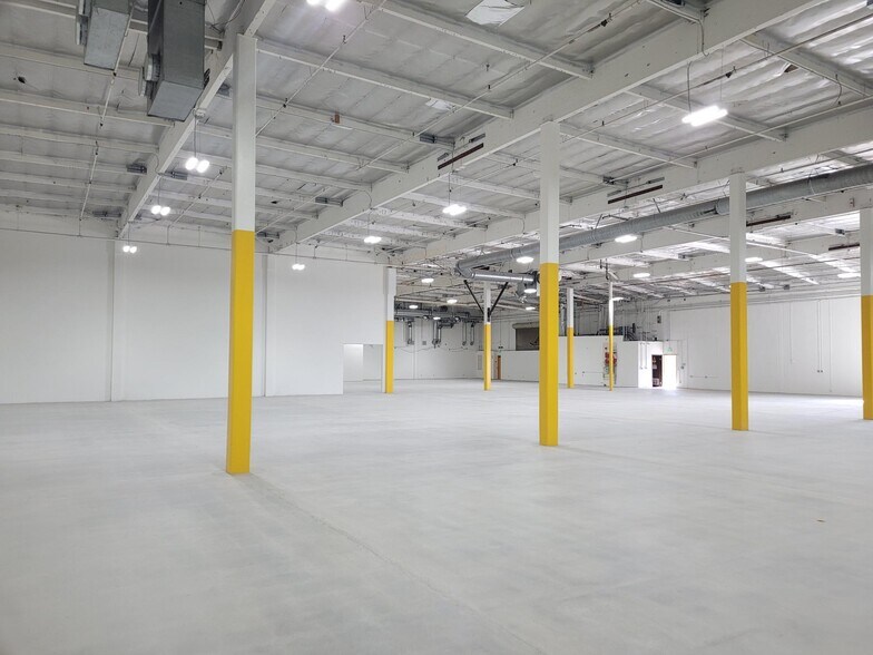 More Photos Of 21310-21314 Lassen St, Chatsworth Warehouse For Lease
