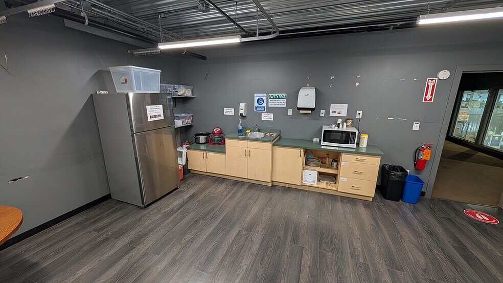 More Photos Of 91 Lowson Cres, Winnipeg Distribution For Lease