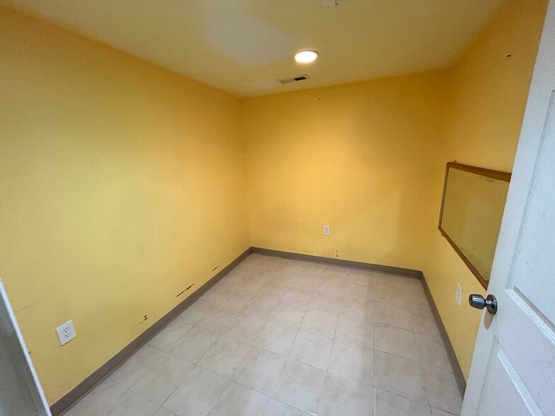 More Photos Of 669 E 185th St, Euclid General Retail For Sale