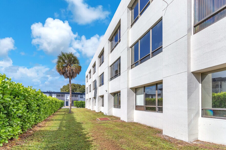 More Photos Of 8360 W Oakland Park Blvd, Sunrise Office For Sale