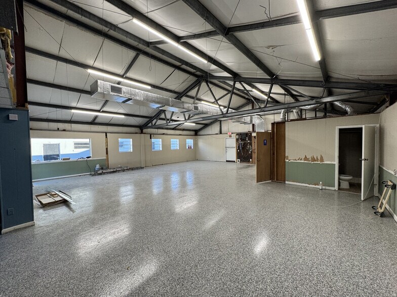 More Photos Of 515 Carswell Ave, Daytona Beach Showroom For Lease