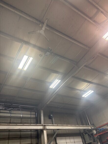 More Photos Of 4106-4112 S Commerce Dr, Murray Light Manufacturing For Lease