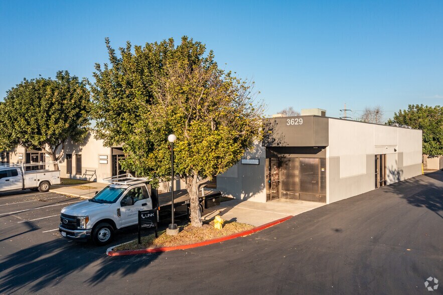 Primary Photo Of 3629 W MacArthur Blvd, Santa Ana Light Manufacturing For Lease
