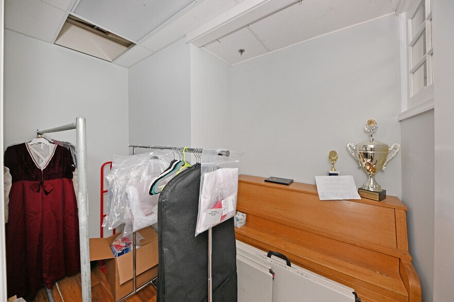 More Photos Of 60 Whitney Rd, Mahwah Warehouse For Lease