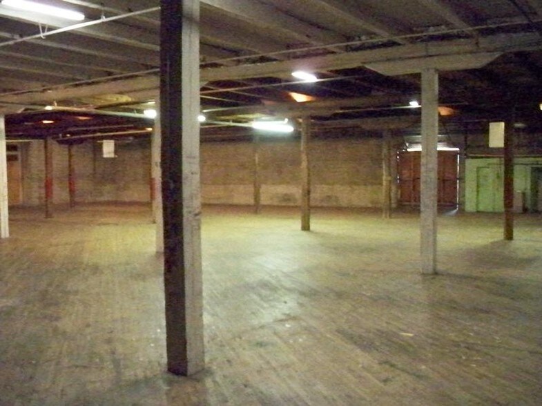 More Photos Of 242 Franklin St, Martinsville Warehouse For Lease