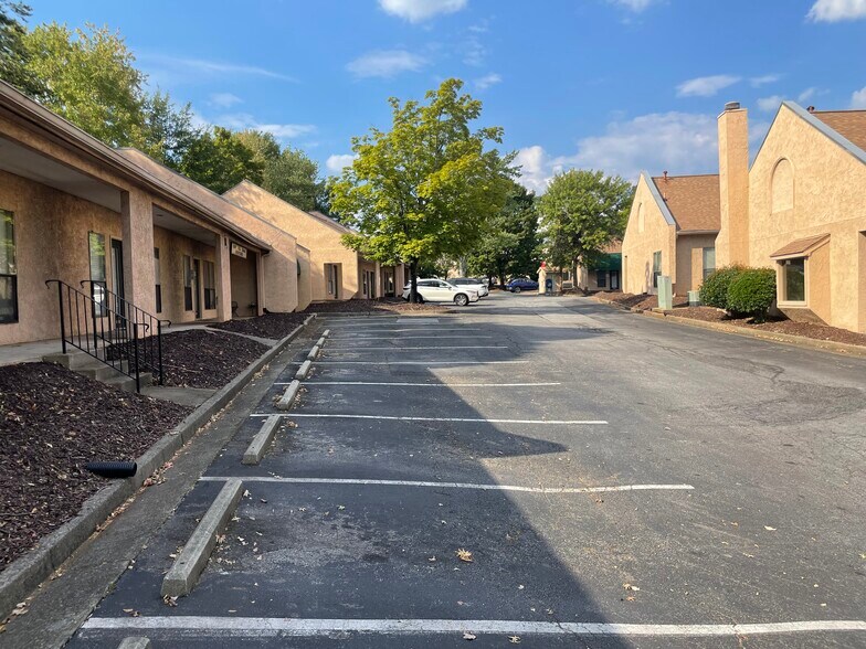 More Photos Of 770 Old Roswell Rd, Roswell Office For Lease