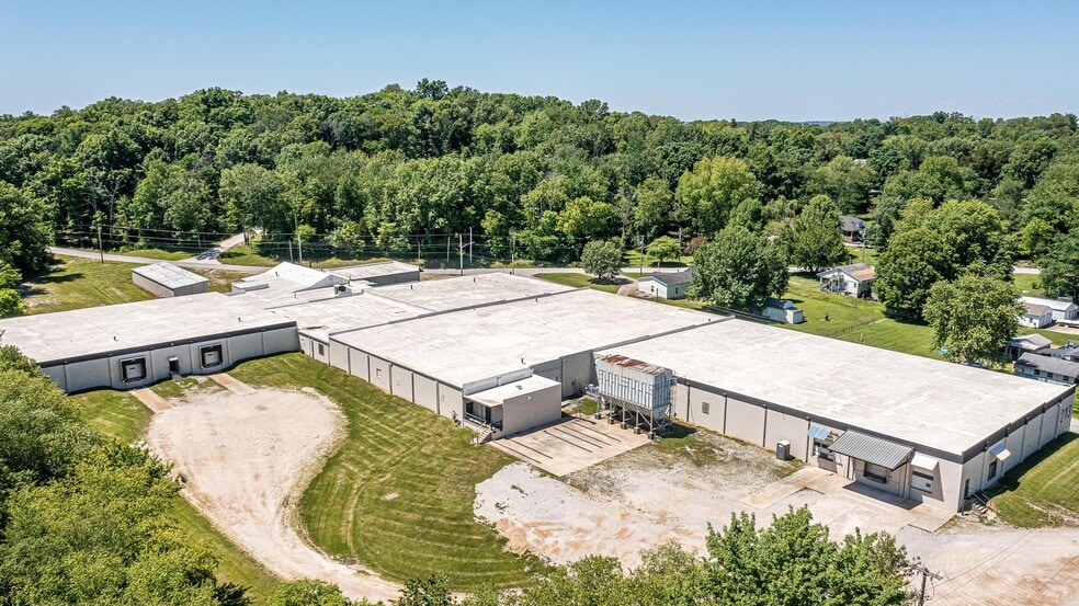 More Photos Of 213 W 1st St, Huntingburg Warehouse For Lease