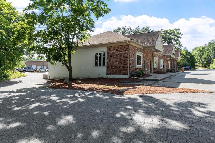 More Photos Of 225 Groton Rd, Westford Storefront Retail Office For Lease