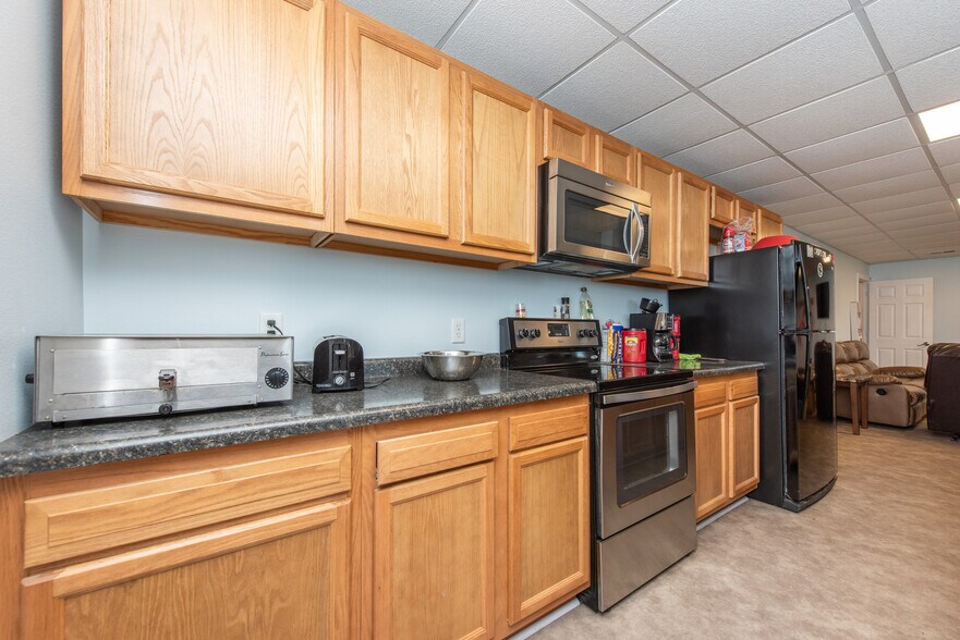 More Photos Of 13603 38th St SW, Belfield Flex For Lease