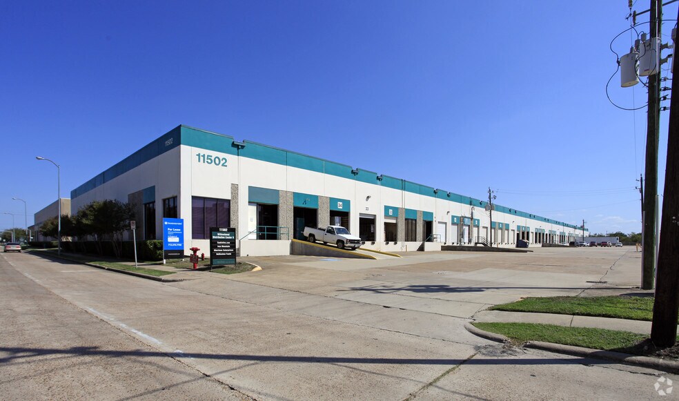 More Photos Of 11502 S Main St, Houston Distribution For Lease