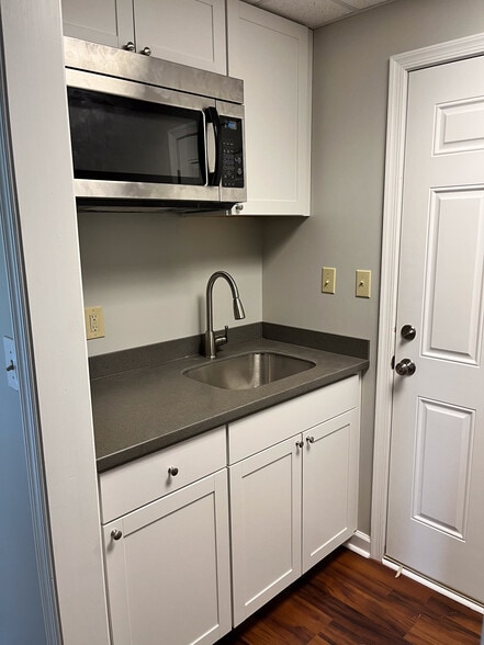 More Photos Of 609 Dutchmans Ln, Easton Office For Sale
