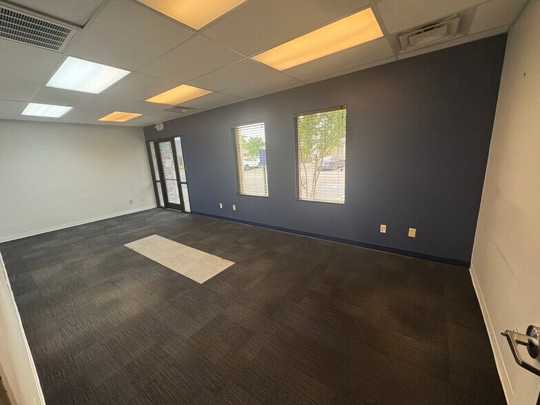 More Photos Of 3015-3019 Greystone Sq, Jackson Medical For Lease