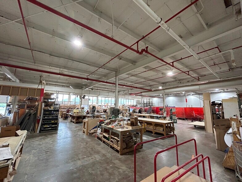 More Photos Of 4242 W Bryn Mawr Ave, Chicago Manufacturing For Lease