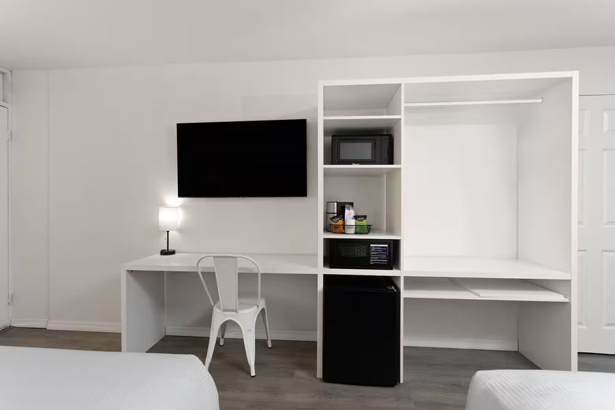 More Photos Of 2500 33rd St, Orlando Hotel For Sale