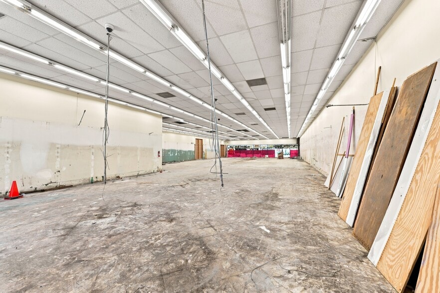 More Photos Of 6745 Van Nuys Blvd, Van Nuys Storefront Retail Office For Lease
