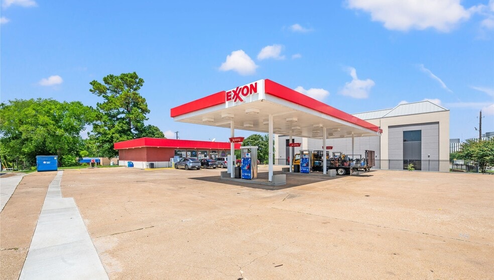 Primary Photo Of 1315 S Beckham Ave, Tyler Service Station For Sale