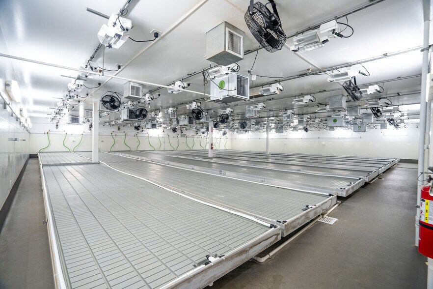 More Photos Of 19533 McLane St, Palm Springs Distribution For Sale