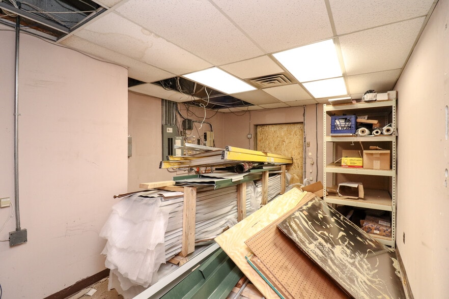 More Photos Of 30094-30120 Ford Rd, Garden City Storefront For Lease