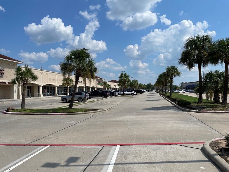 More Photos Of 19073 North Fwy N, Shenandoah Unknown For Lease