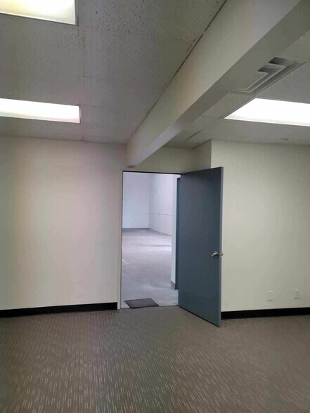 More Photos Of 16115 Valerio St, Van Nuys Warehouse For Lease