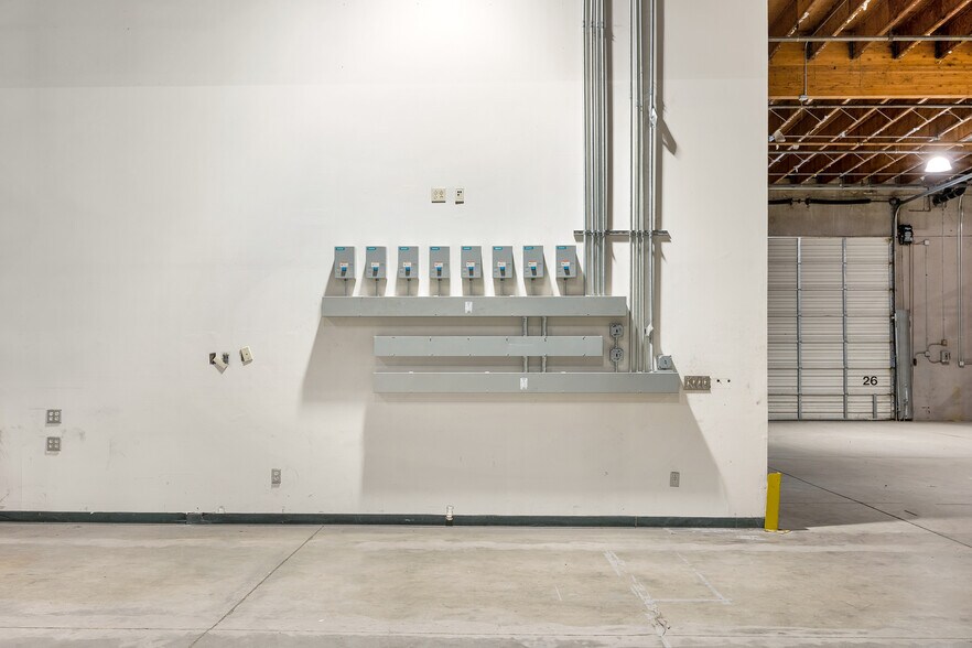 More Photos Of 777 E MacArthur Cir, Tucson Distribution For Lease