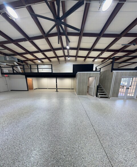 More Photos Of 517 N Lake Ave, Twin Lakes Showroom For Lease