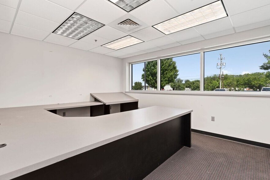 More Photos Of 1514 Commerce Ave, Carlisle Light Distribution For Lease