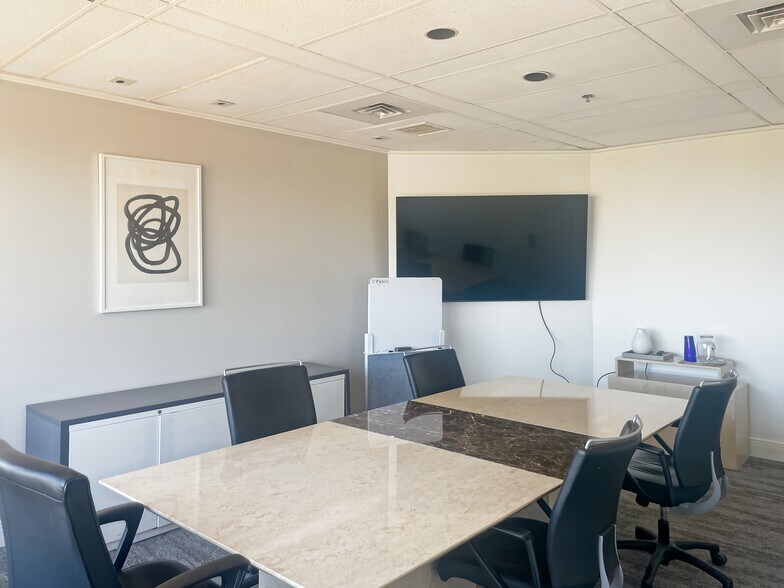 More Photos Of 1100 Boul Crémazie E, Montréal Coworking Space