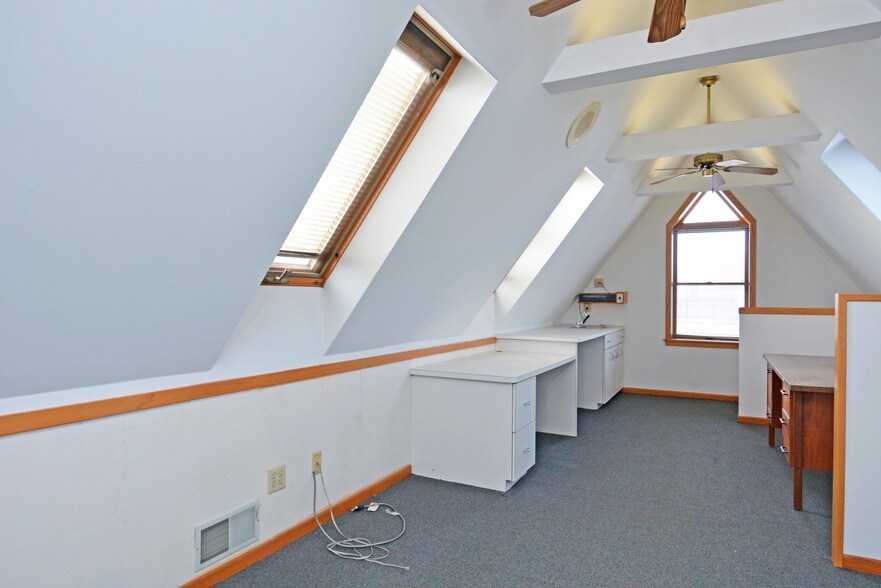 More Photos Of 2345 W University Ave, Saint Paul Warehouse For Lease