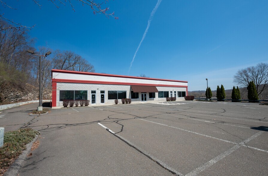 More Photos Of 20 Federal Rd, Brookfield Storefront For Lease