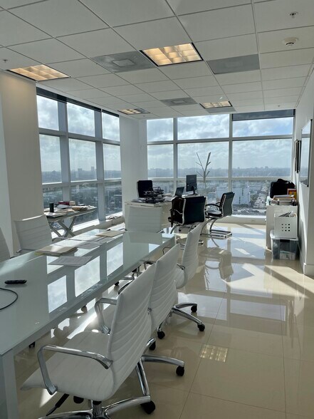 More Photos Of 175 SW 7th St, Miami Medical For Sale