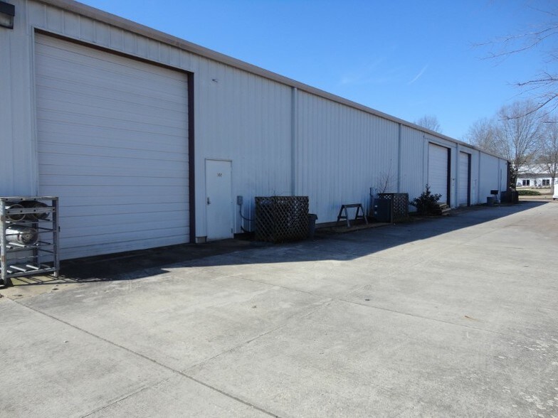 More Photos Of 310 Moore Ln, Collierville Warehouse For Lease