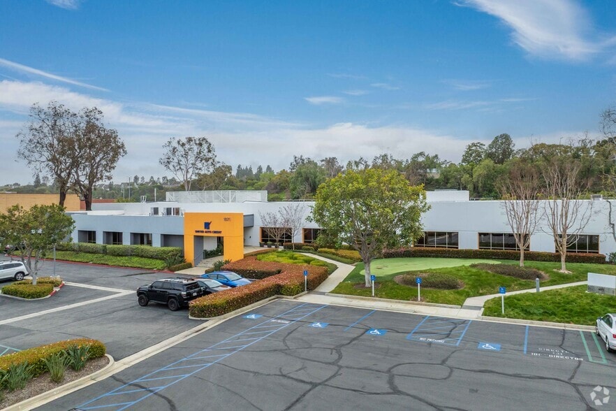 More Photos Of 1071 Camelback St, Newport Beach Flex For Lease