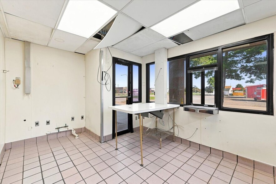 More Photos Of 1410 N Broadway St, Red Oak Fast Food For Lease