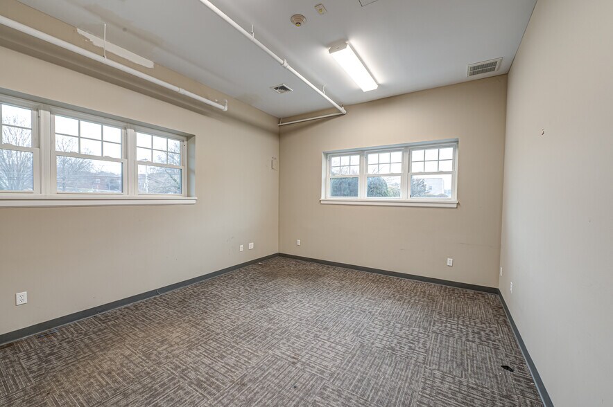 More Photos Of 41 Green St, Huntington Medical For Lease