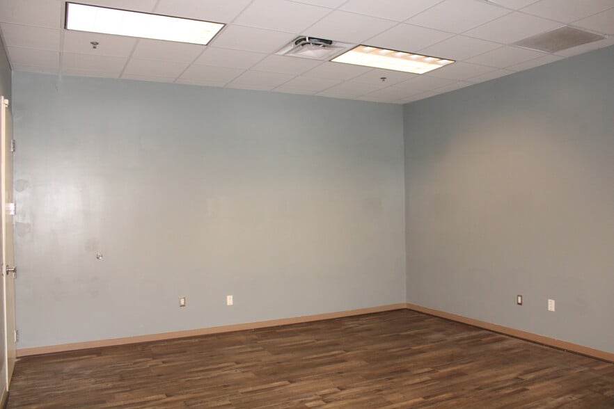 More Photos Of 12960 Commerce Lakes Dr, Fort Myers Warehouse For Sale