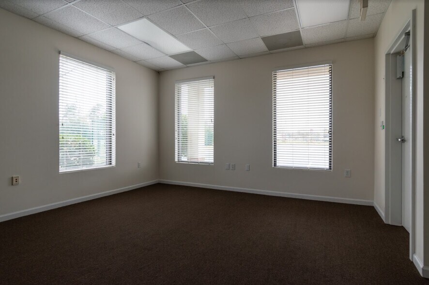 More Photos Of 6408 Brookstone Ln, Fayetteville Medical For Sale