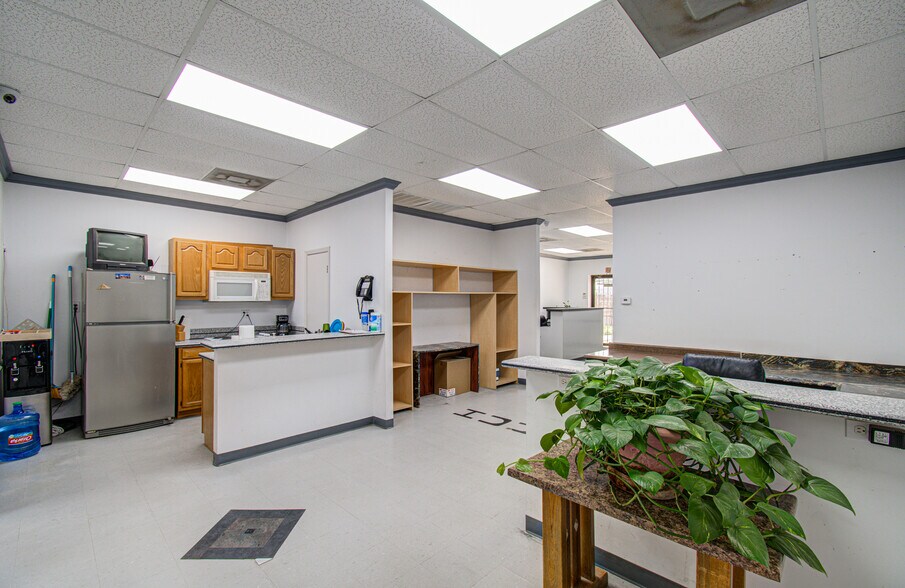 More Photos Of 7571 Morley St, Houston Warehouse For Sale