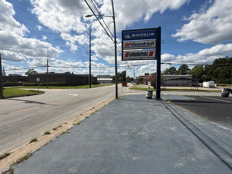More Photos Of 140 W 3rd St, Washington Service For Lease