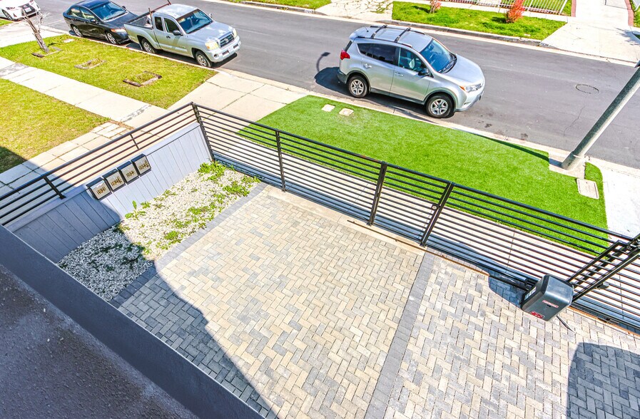 More Photos Of 1923 Carmona Ave, Los Angeles Multifamily For Sale