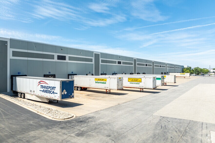 More Photos Of 4101 Olympic Blvd, Joliet Distribution For Lease