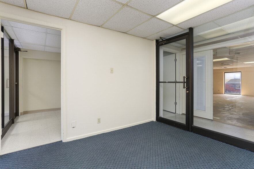 More Photos Of 4139 Gardendale St, San Antonio Office For Sale