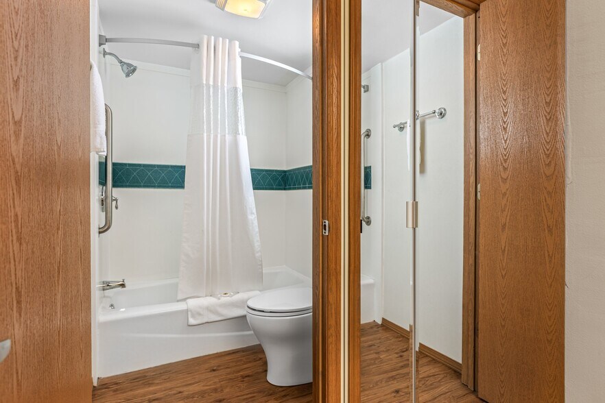 More Photos Of 310 S McCune St, Pilot Knob Hotel For Sale