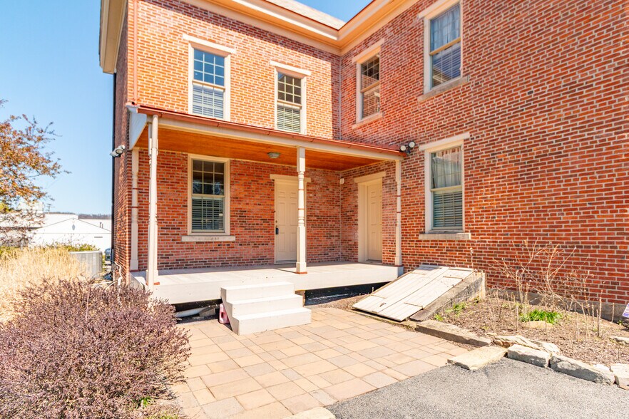 More Photos Of 323 S Main St, Zelienople Office Residential For Lease