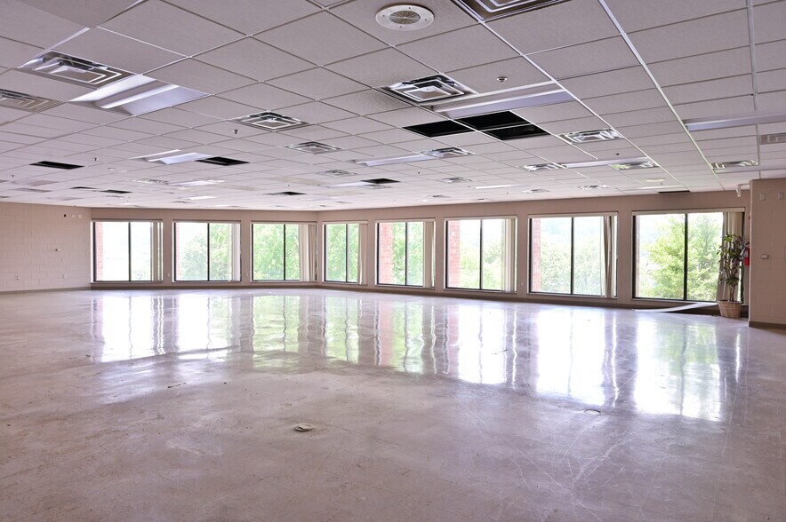 More Photos Of 7500 US 11 W, Rogersville Manufacturing For Lease