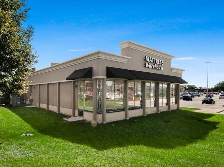 More Photos Of 357 E Townline Rd, Vernon Hills Freestanding For Sale